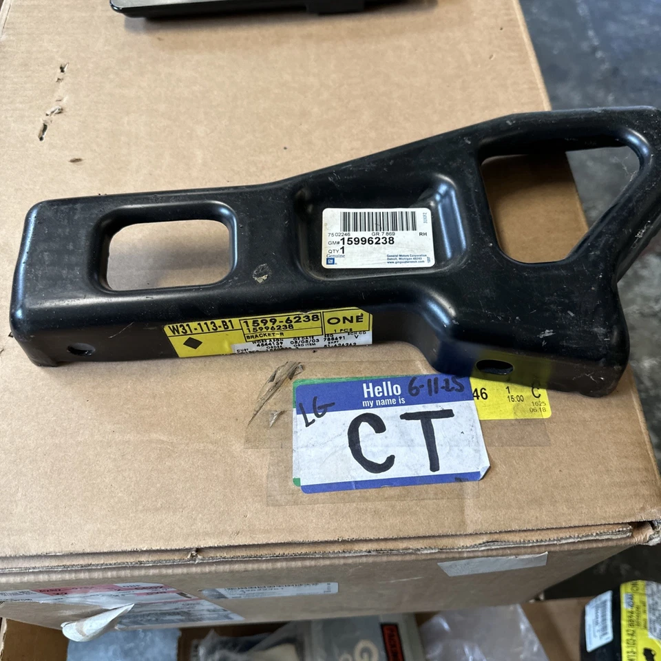 Soporte Original GM 15996238, Barra de Imp de Parachoques Trasero Foto 3 de 3