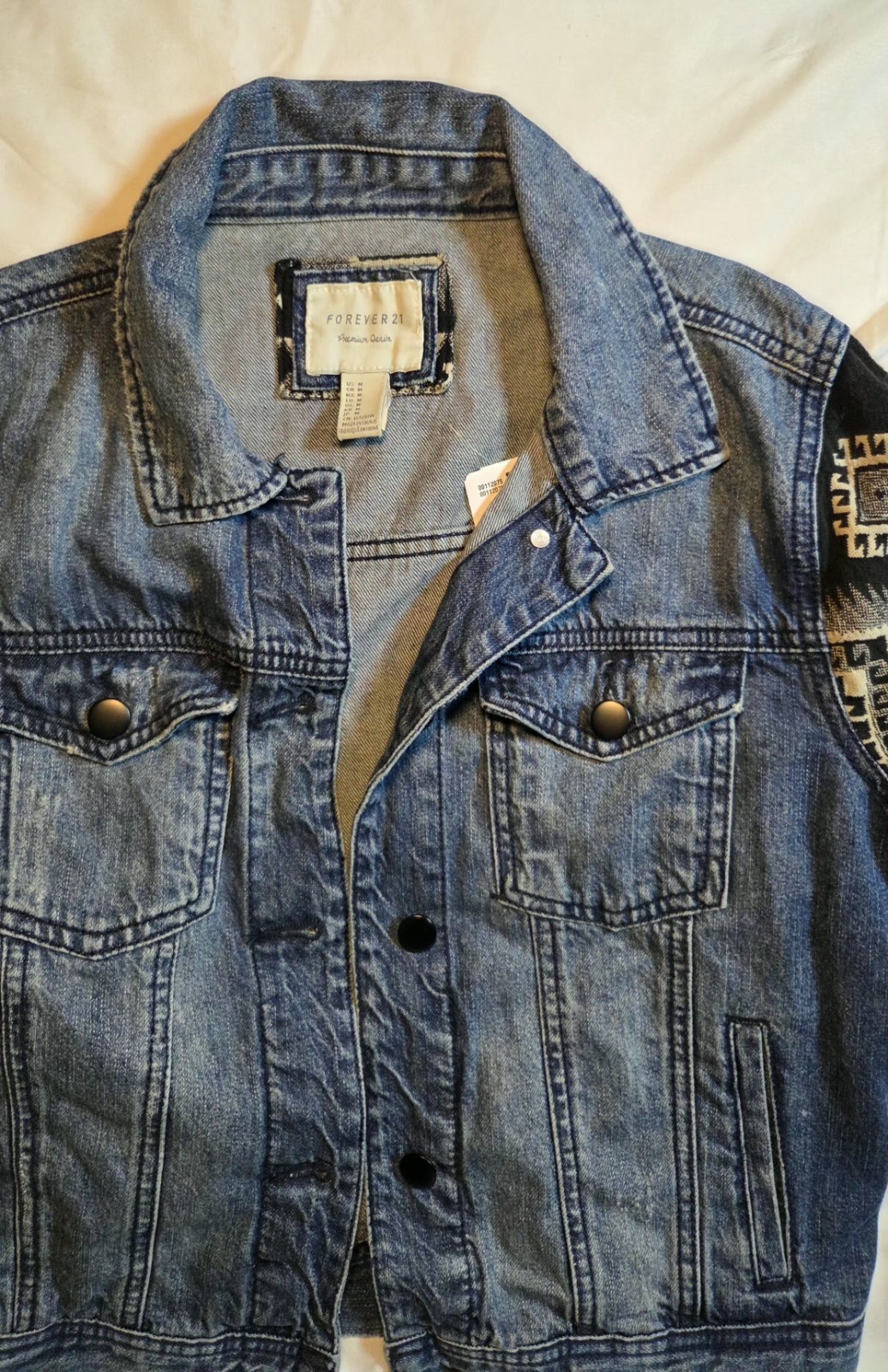 FOREVER 21 Women's Denim Jacket Patterned Sleeves Geometric Blue M Pockets