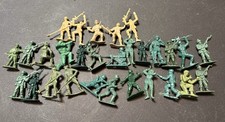 Lot Of Over 25 Plastic Army Soldiers Play Set Green And Beige