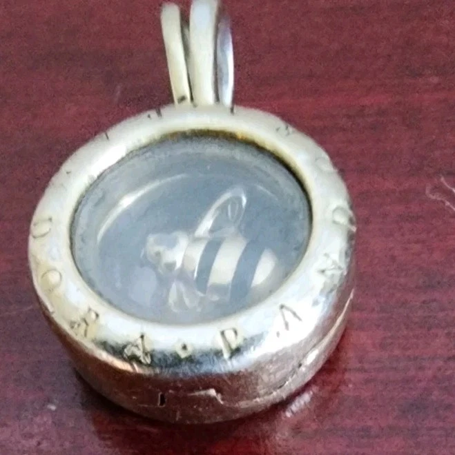  PANDORA 镀金 T1 S ALE 925 纯银 ONYX HALO 蜜蜂圆形吊坠 — 第 2/4 张图片