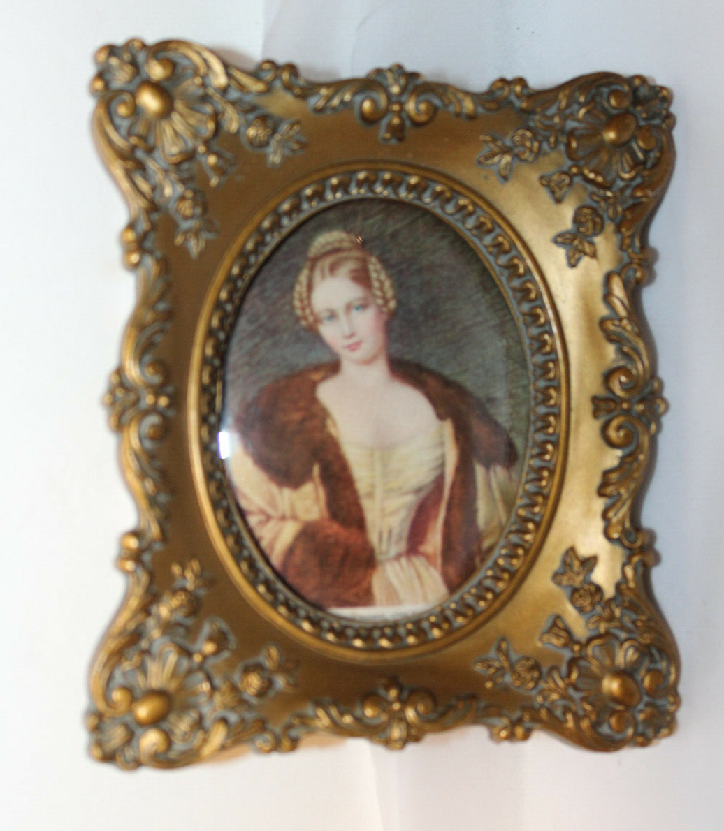 Vtg. Cameo Creations/ Countess Hohnstein by Vincent Nesbert after Carl