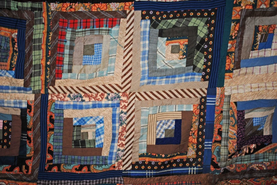 ANTIQUE AMERICAN LOG CABIN PATCHWORK LIGHT AND DARK QUILT, 1870S HAND STITCHED - Image 3 of 4