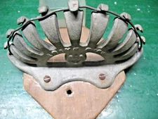 DAISY No. 0   CAST IRON EQUESTRIAN BRIDLE WALL MOUNT  BARN  BRACKET RACK