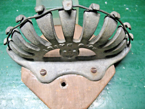 DAISY No. 0   CAST IRON EQUESTRIAN BRIDLE WALL MOUNT  BARN  BRACKET RACK