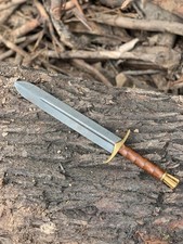 Épée courte en acier de Damas : garde laiton, manche en bois sculpté, viking médiéval