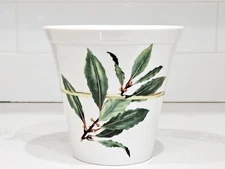 Wedgwood Chelsea Garden Vase – Rare Discontinued Piece – Elegant Botanical Desig
