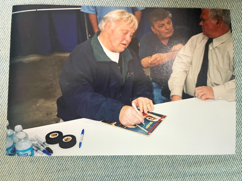 Bobby Hull, signed  2/12/68 Sports Illustrated mag Chicago Blackhawks