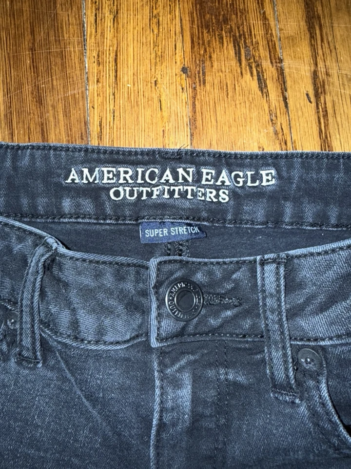 Pantalones cortos negros para mujer American Eagle súper elásticos súper bajos talla:4 Foto 2 de 4