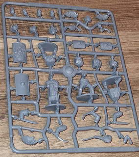 Zwei 28mm Gladiatoren im Gussrahmen.