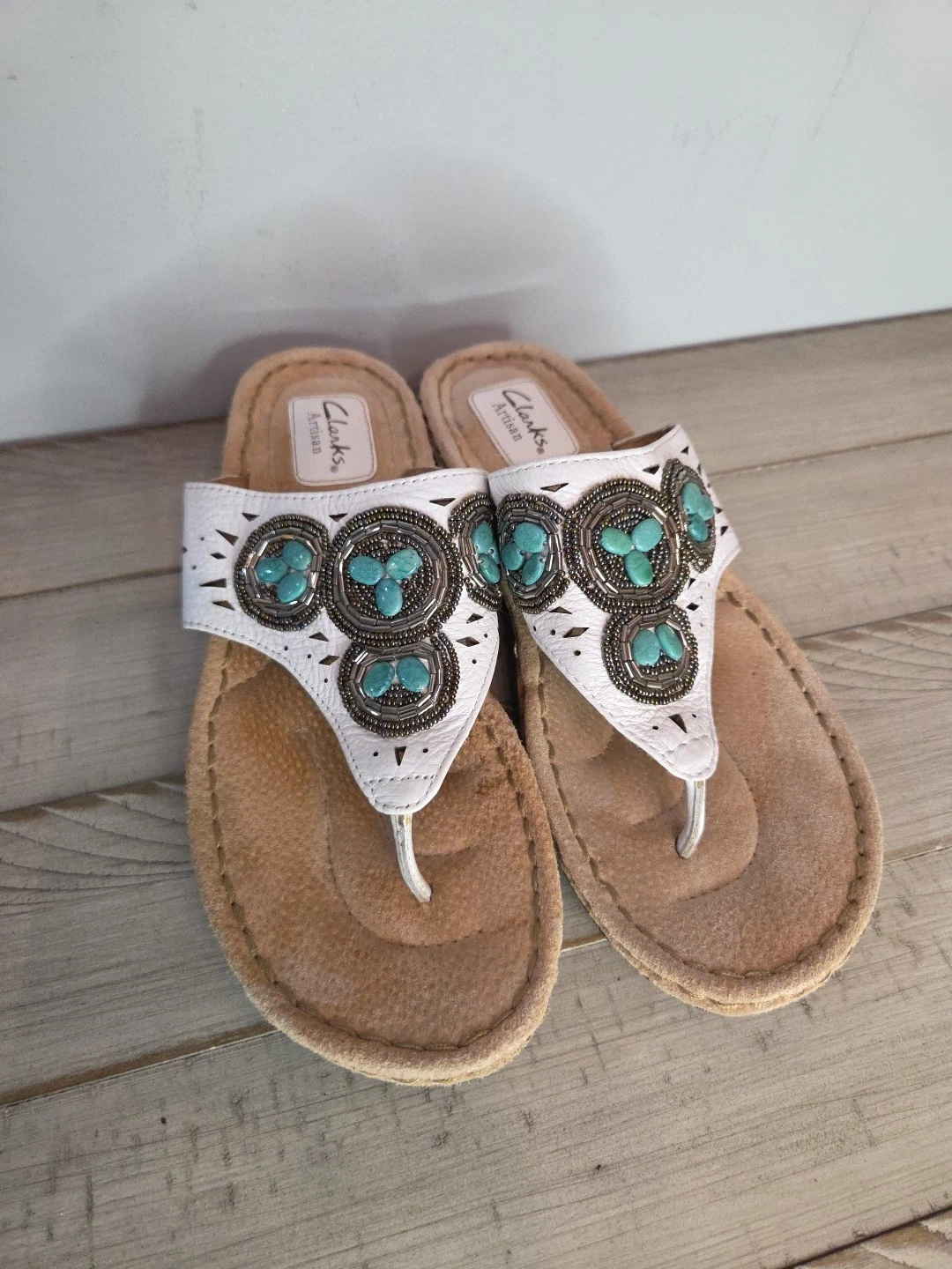 Perizoma infradito Clarks Artisan 9M bianco con perline. Perline in argento turchese. Crociera