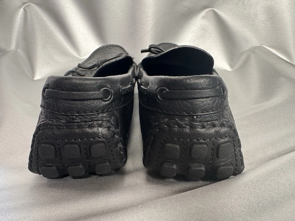 Mocasines Louis Vuitton de cuero negro en relieve Foto 3 de 4