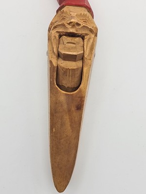 Vintage deutsche Volkskunst handgeschnitzter Wichtel Holz Nussknacker Mann roter Hut 20. Jh. 