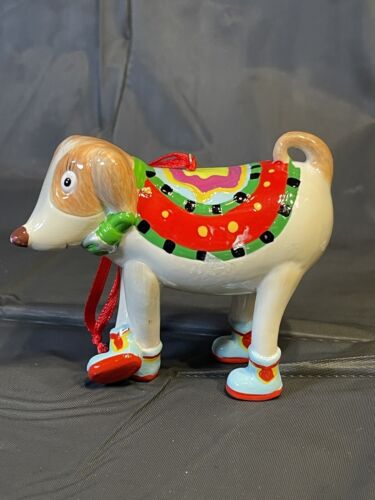 Kolorowa sztuka ludowa Biały pies Kolorowy sweter Niebieskie botki Boże Narodzenie Ornament - Zdjęcie 1 z 7