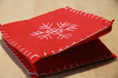 Übertopf Tasche Filz innen mit Folie faltbar Schneeflocke aufgestickt weiß rot - Bild 9 von 9