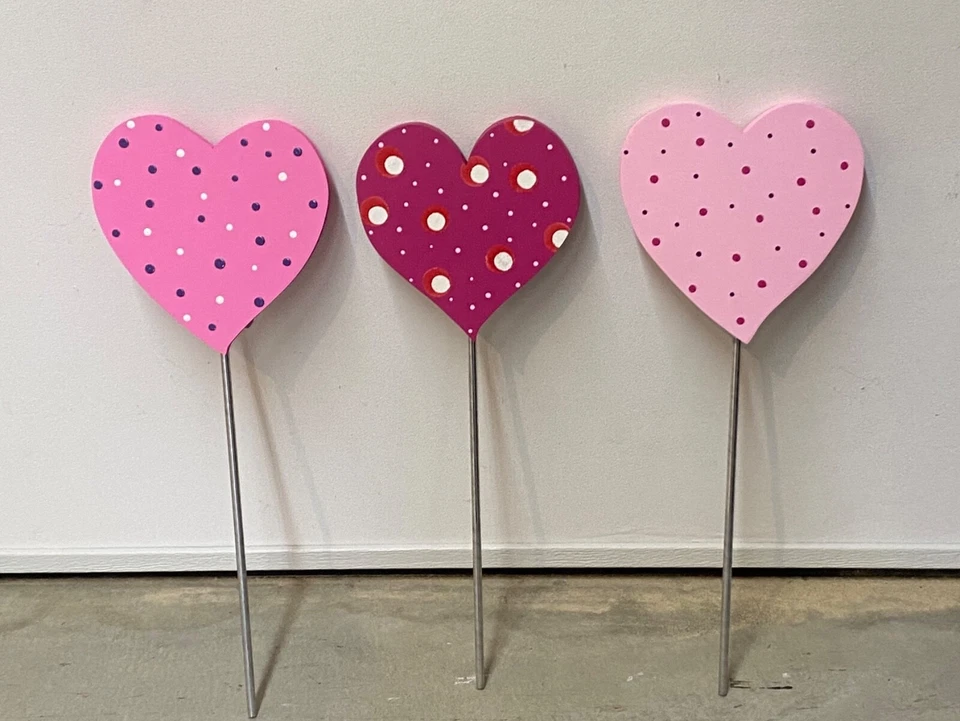 Corazones de madera de San Valentín Plant Poke, letrero de arte de patio, corazones de San Valentín Foto 2 de 4