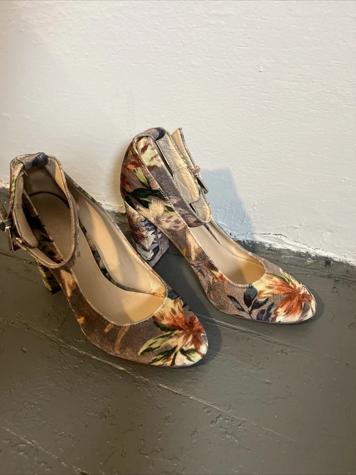 Nine West Floral Velvet Heels Sz 7 Warm Tones Buckle Medium Heel Vintage Vibe - Image 2 of 4