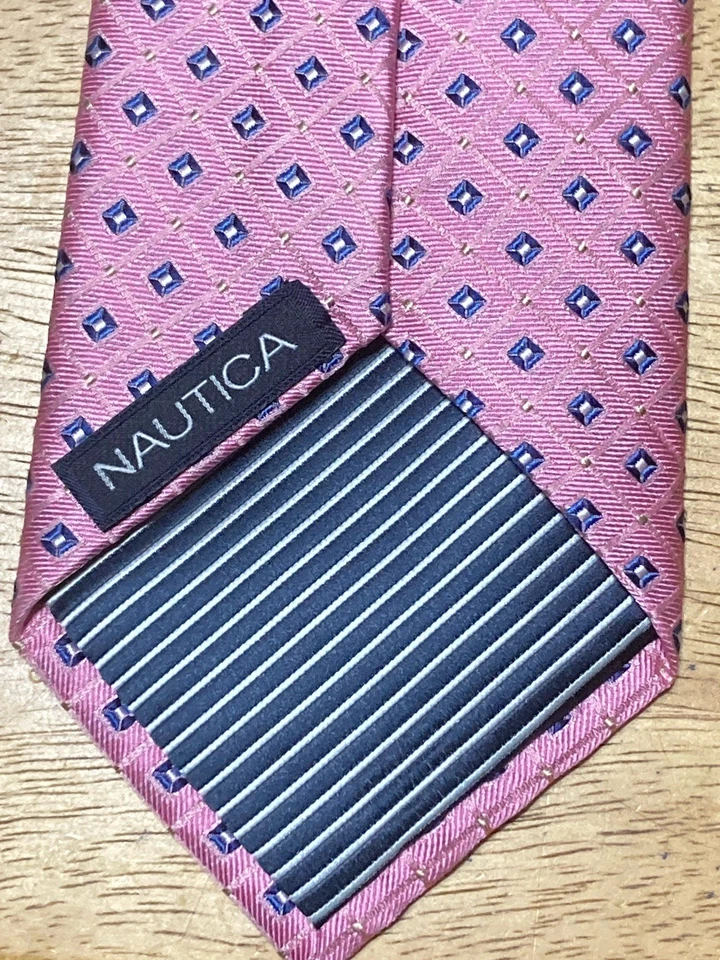 Corbata para hombre Nautica rosa geométrica cuadrados seda longitud clásica Foto 3 de 4