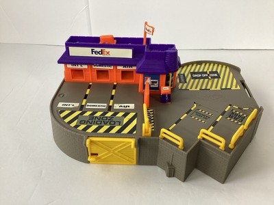 Vintage Hot Wheels World FedEx Delivery Playset Track Set