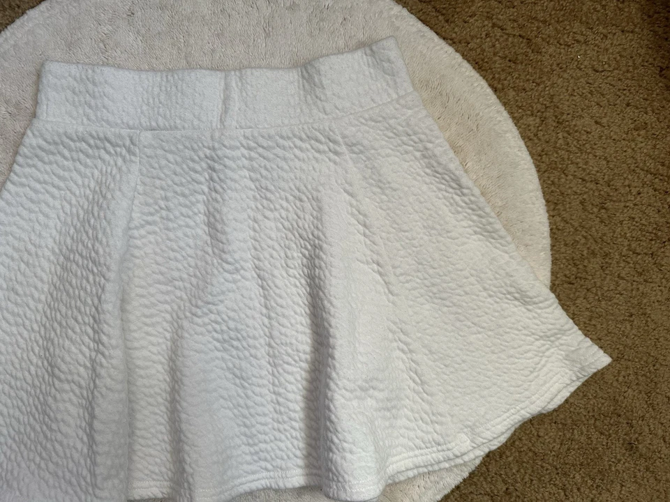 Minifalda patinadora con textura blanca para mujer H&M Dividida talla pequeña cintura alta Foto 2 de 4