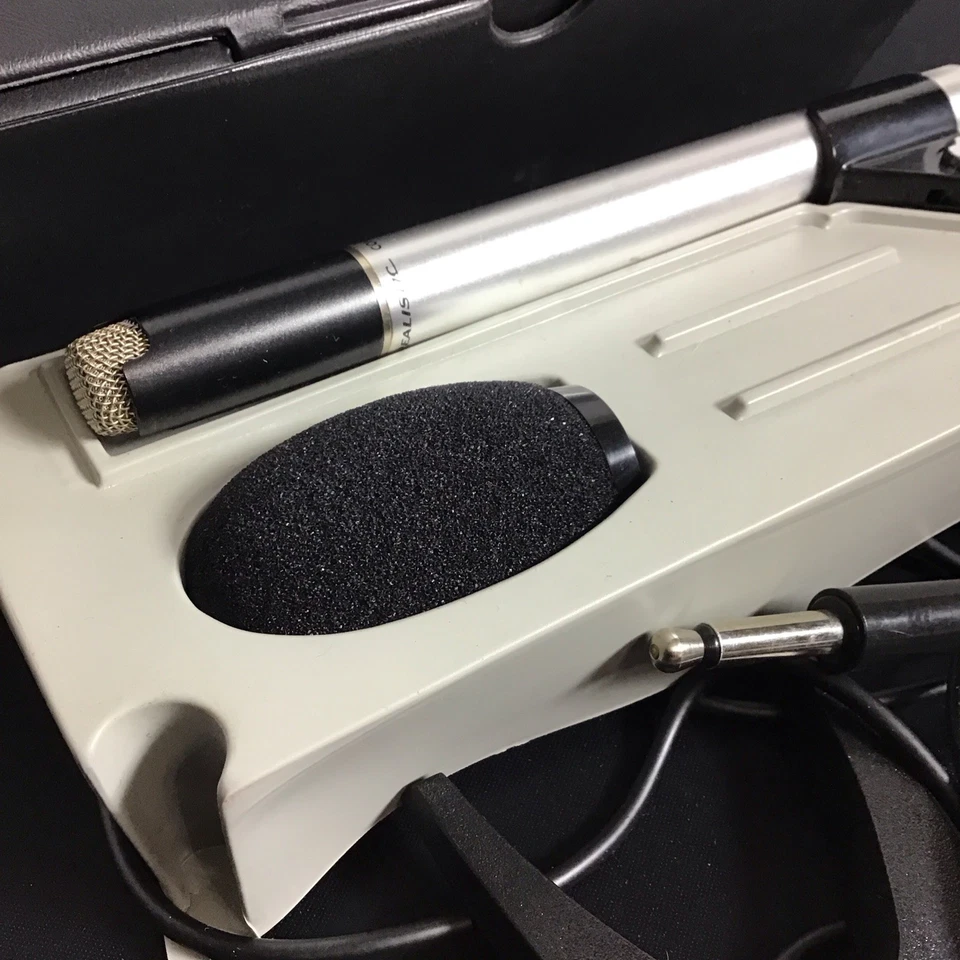 Realistic Condenser Microphone with Stand Windscreen and Case - Image 2 of 4