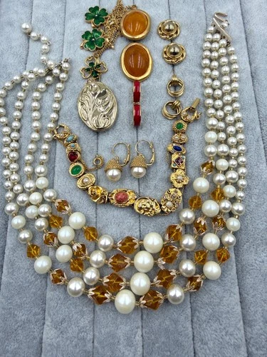 Lot Of Vintage Gold Tone Jewelry Necklace Bracelet  Estate Lot