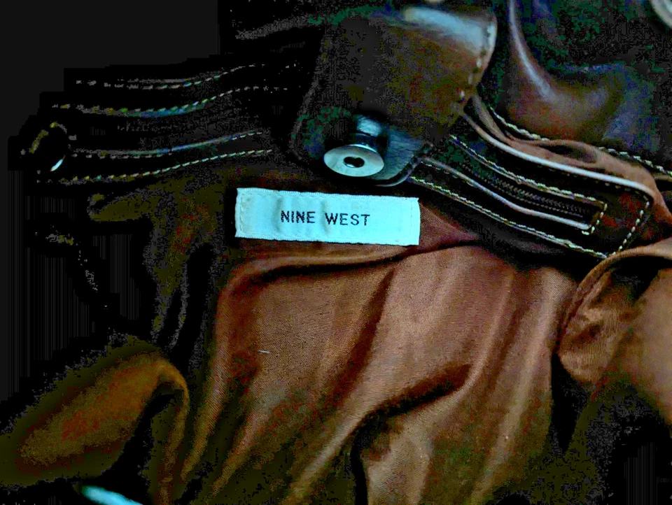 Nine West Statement 水饺包 Mocha 棕色 带大号标志小饰品! — 第 4/4 张图片