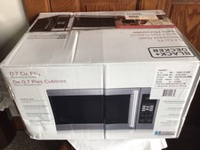 NEW IN BOX BLACK+DECKER 0.7 CU FT 700 WATT MICROWAVE OVEN BLACK EM720CPN-P