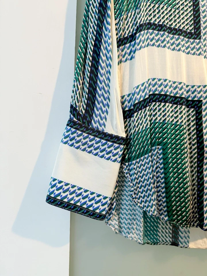 Massimo Dutti 女式衬衫 4 码 - 微型印花纽扣衬衫 - 经典和 Ch 码 — 第 2/4 张图片