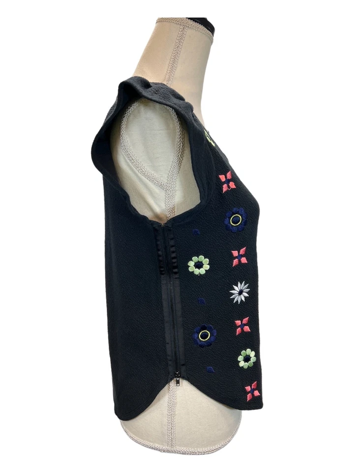 Top manga gorra floral bordado S Deletta Anthropologie para mujer Foto 4 de 4