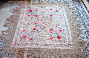 FINE ANTIQUE VINTAGE CHINESE CANTON EMBROIDERED SILK PIANO SHAWL SIGNED