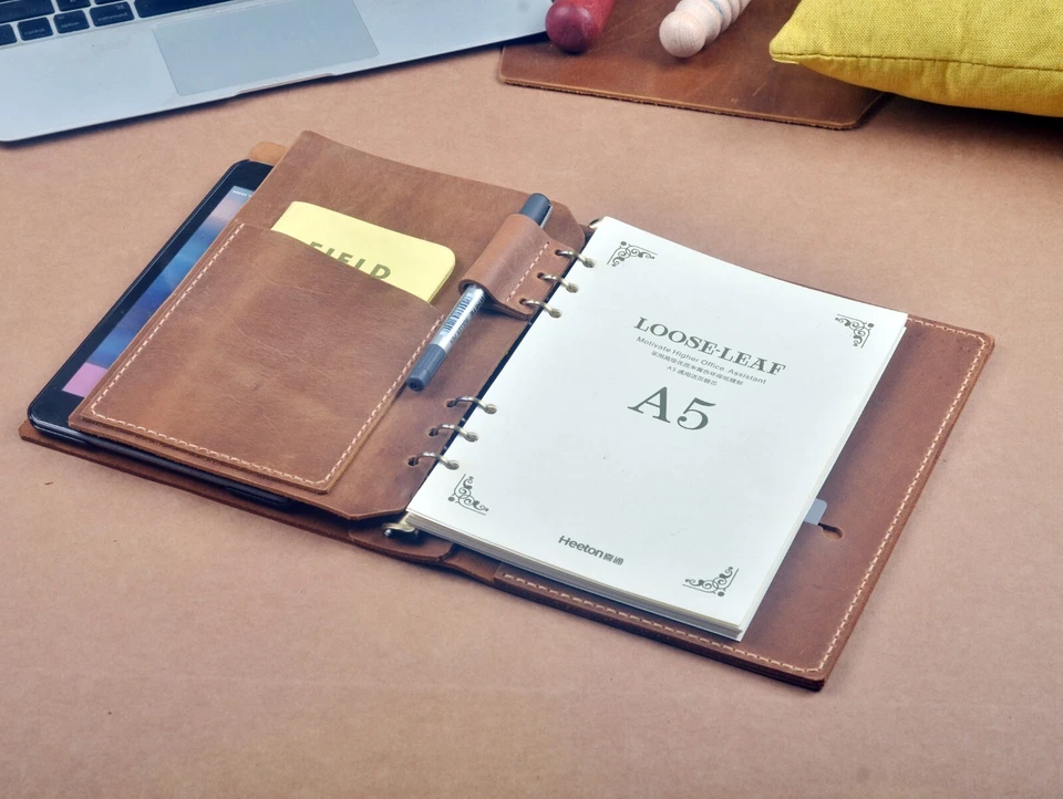 Mini funda de cuero hecha a mano para iPad con carpeta A5 de 6 anillos en cuero Crazy Horse Foto 2 de 4