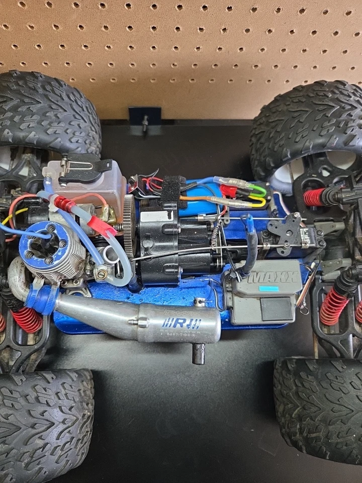 TRAXXAS T-MAXX 2.5 NITRO MONSTER TRUCK UNTESTED - Image 3 of 4