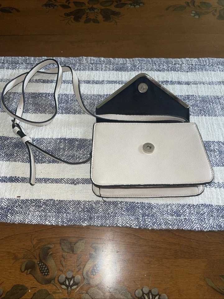 Cartera sin asas pequeña de cuero sintético marfil con correa para mujer Foto 4 de 4