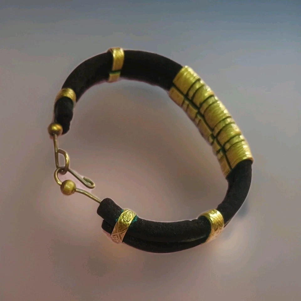 Brazalete Brazalete Artesano Antiguo Cuero Negro Grabado Cobre y Metal Mezclado De Colección Foto 2 de 4