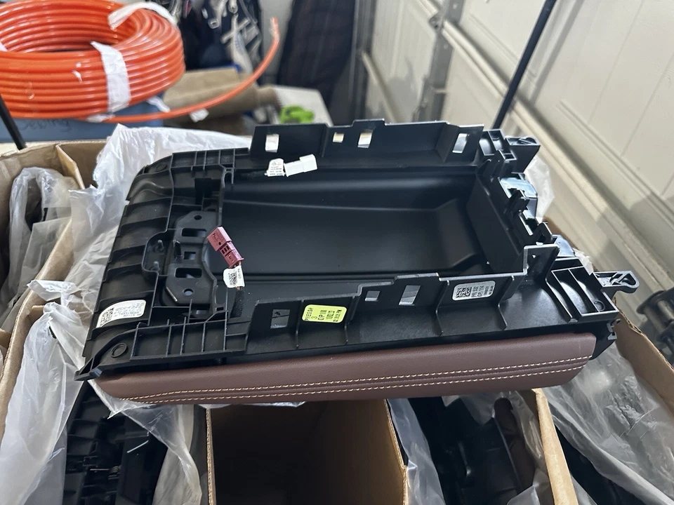 2019-2023 BMW X5 OEM CONSOLE HEATED ARMREST STORAGE LID COFFEE MERINO LEATHER - Image 4 of 4