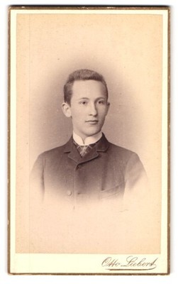 Fotografie Otto Liebert, Holzminden, Portrait junger Herr in modischer Kleidung 
