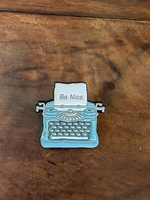 Schreibmaschine Be Nice Emaille Pin Anstecker süß nachdenklich Valentinstag Geschenkidee  