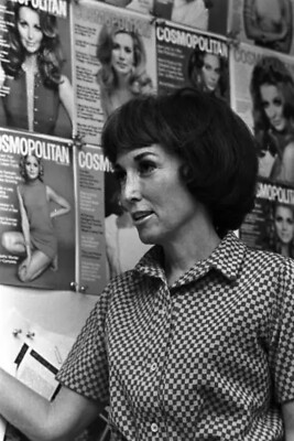 Helen Gurley Brown in den Büros der Zeitschrift ''Cosmopolitan'' 4x6 Foto