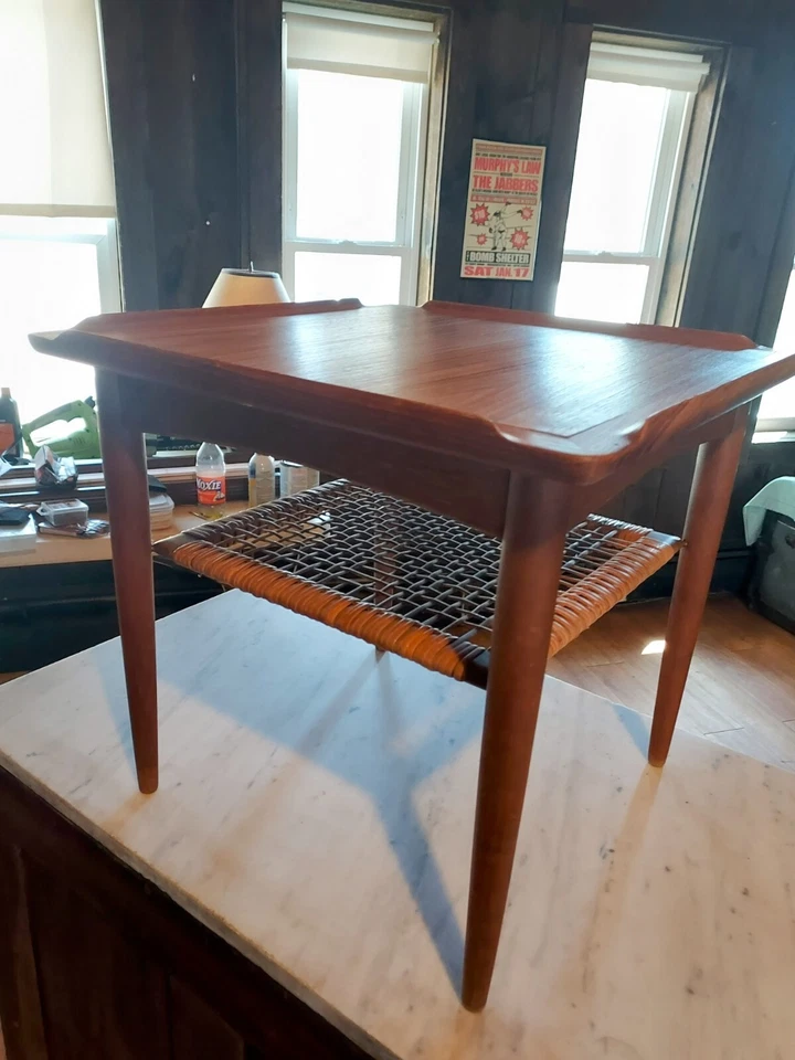 Mesa auxiliar de teca poul jensen de Salig con estante enlatado Dinamarca Foto 2 de 4