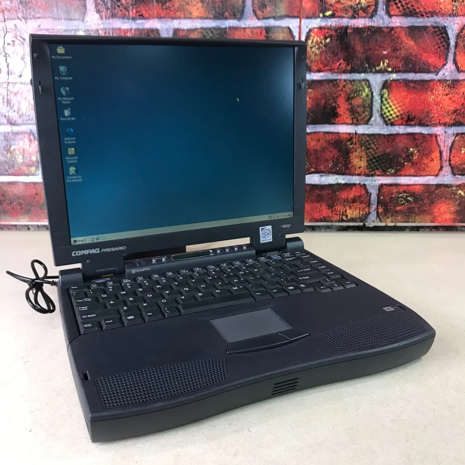 Portátil retro para juegos Compaq Presario 1810 Pentium II 300 MHz 64 MB de RAM Windows 2000 Foto 2 de 4