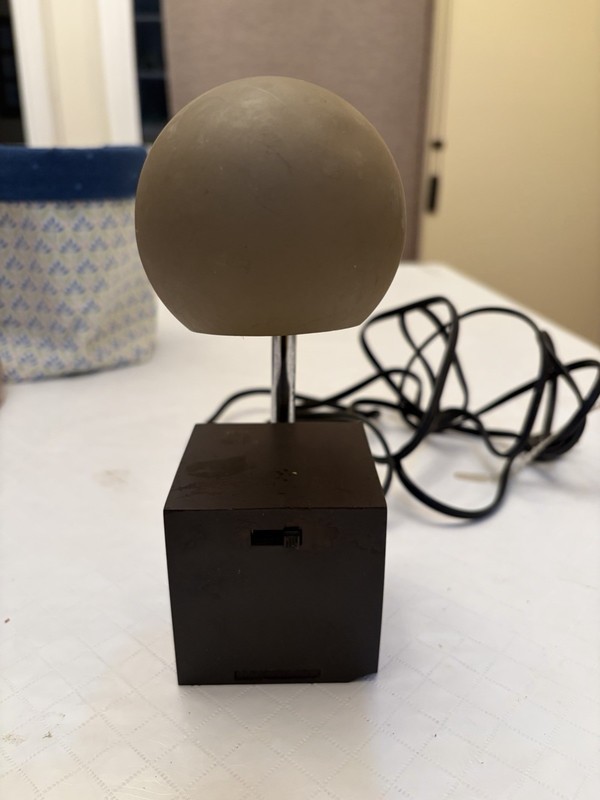 1960’s MICHEAL LAX LIGHTOLIER TABLE LAMP WITH ADJUSTABLE EYEBALL SHADE WORKS