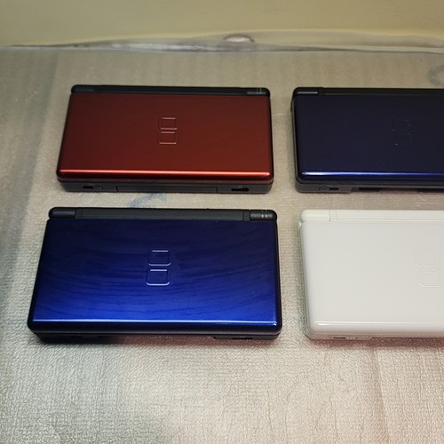 Nintendo DS Lite Lot Of 4 Consoles w/ Chargers, Cases And Bag + 22 Games - Picture 16 of 16