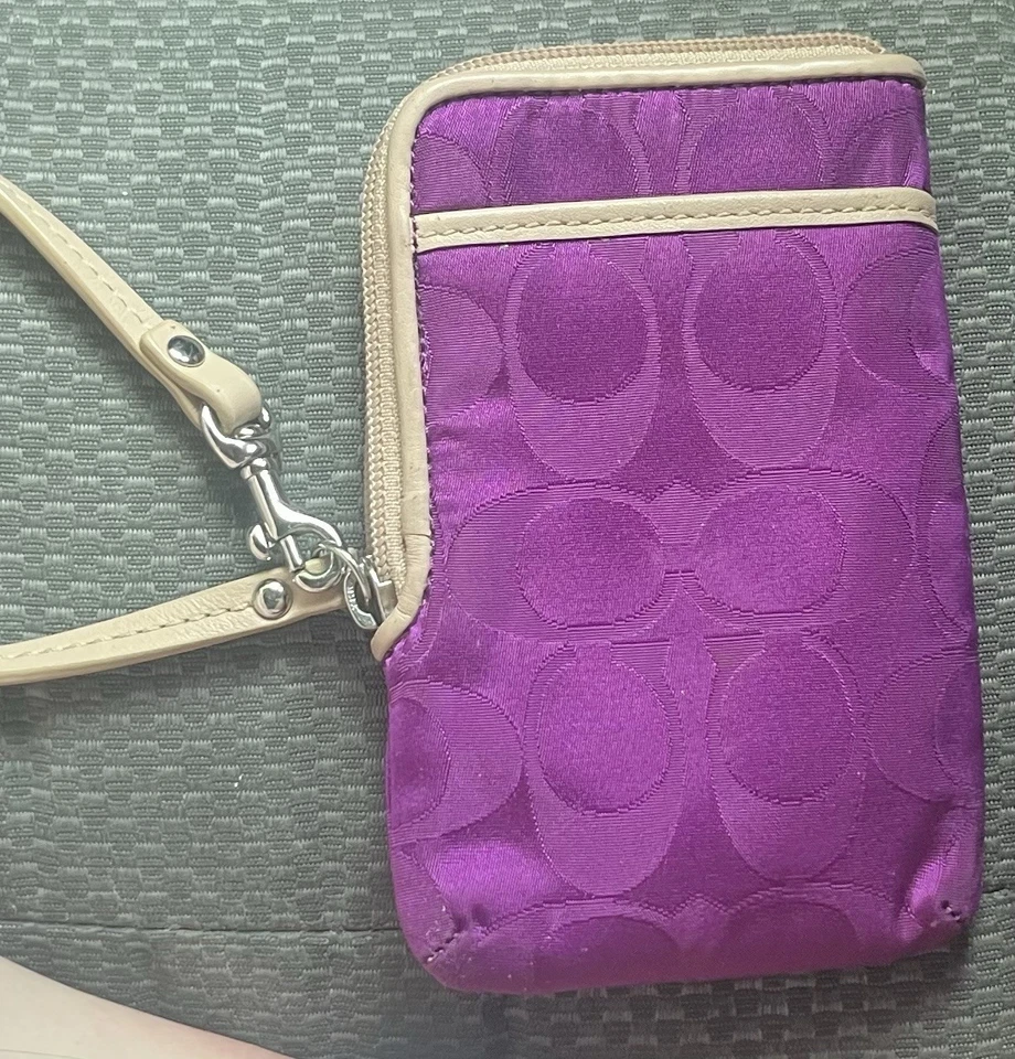 Cartera de muñeca Coach púrpura de lona con cremallera en la esquina Foto 2 de 2