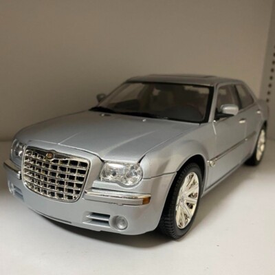 Chrysler 300C Hemi 1/18 Scale Model Car (2005) - Doors Open