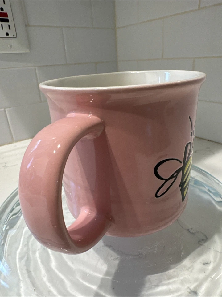 Taza de café grande abstracta rosa abeja. Firma. 17 onzas Foto 3 de 4