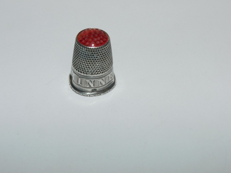 ANTIQUE 835 SILVER & RED GLASS CARNELION STONE TOP ORNATE ENGRAVED THIMBLE