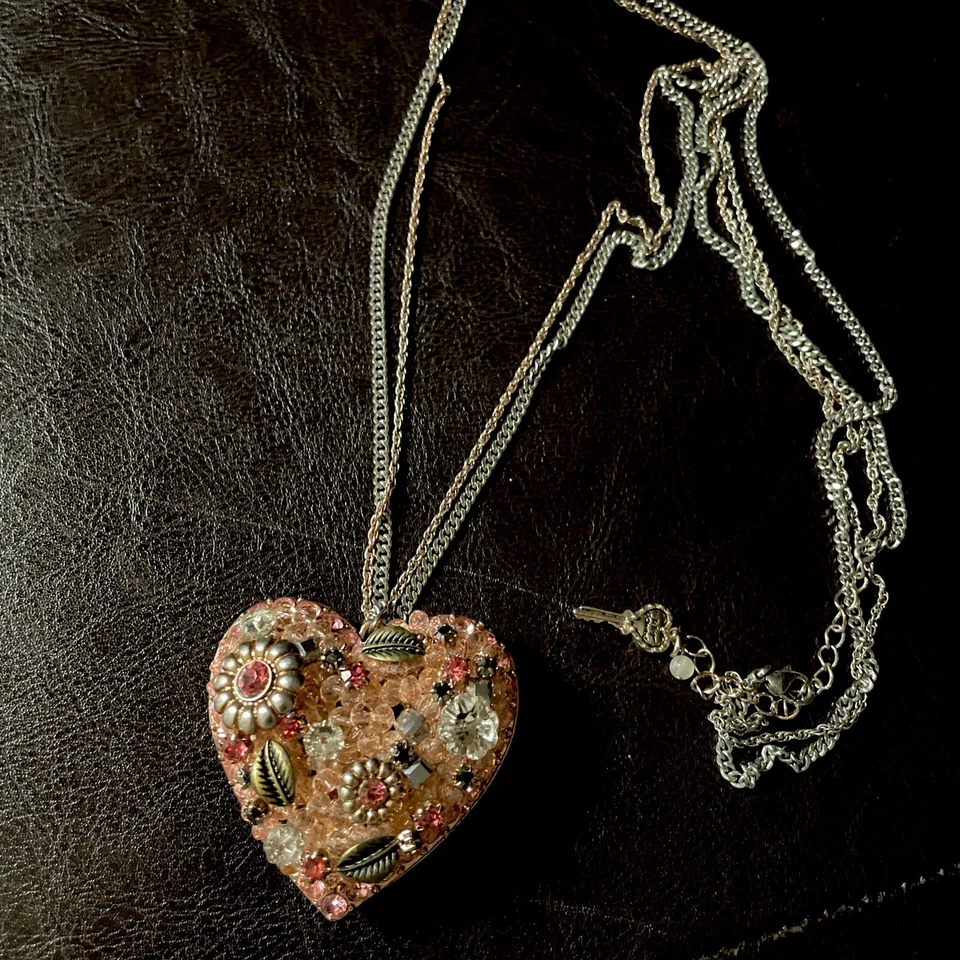 (2012) Collar Corazón Floral Rosa y Plata Betsey Johnson Foto 2 de 4
