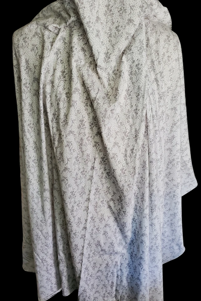 Camiseta remanescente floral cinza/branco algodão/rayon estanho - Imagem 2 de 4