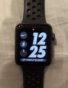 Умные часы Apple Watch Nike+ Series 3, 42 мм, корпус из алюминия цвета  «серый космос», спортивный ремешок Nike цвета антрацитовый/черный  (MTF42RU/A) — купить смарт-часы по выгодной цене в Связном