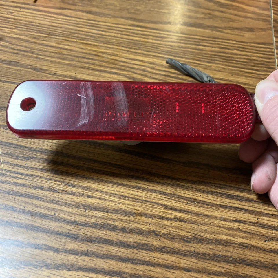 Luz marcadora trasera derecha Chevy Cobalt 2005-2010 roja P/N 16532558 original OEM Foto 2 de 3